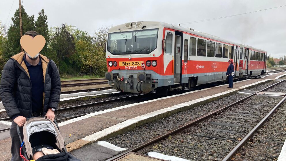 Gyula駅とそこに停車する古いタイプの電車