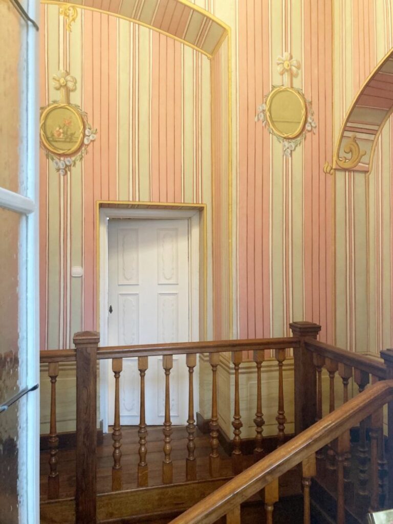 ハンガリーのグドゥルー宮殿　エリザベートの避難扉と階段
