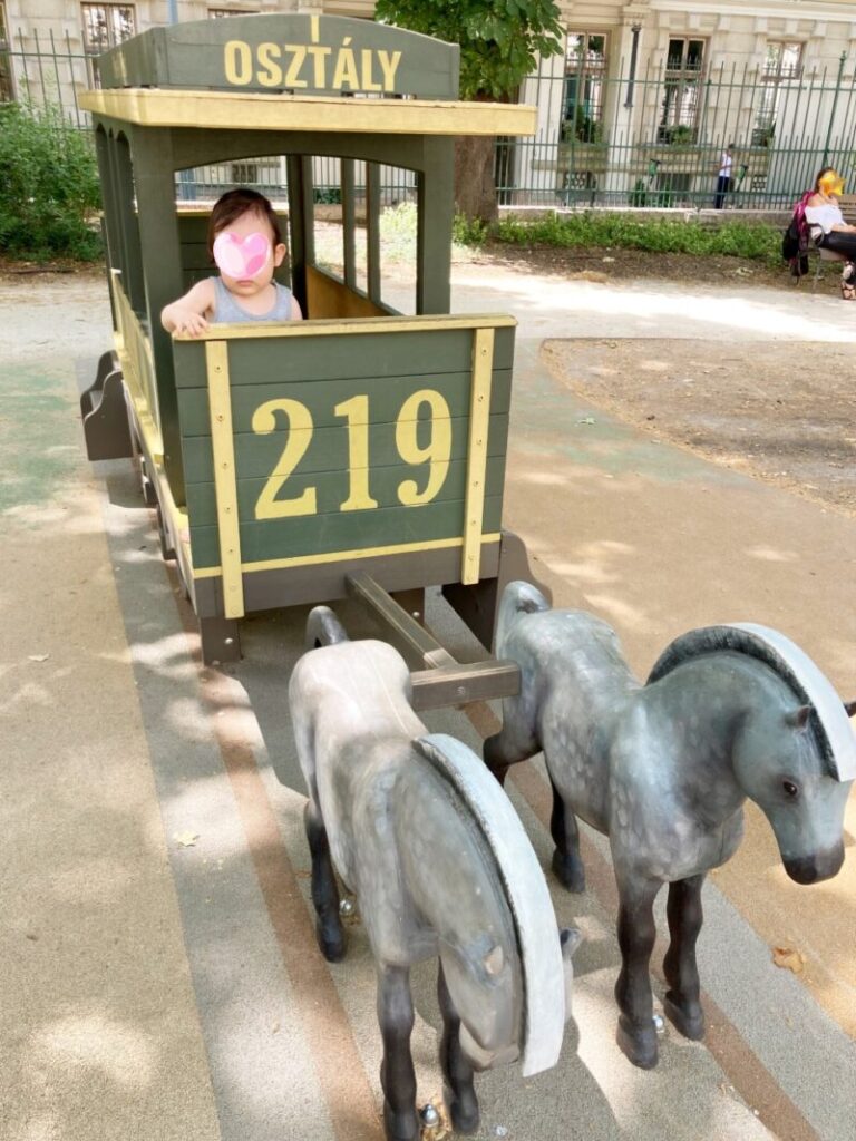 ブダペストにあるハンガリー国立博物館の庭の公園　おもちゃの馬車に乗る息子