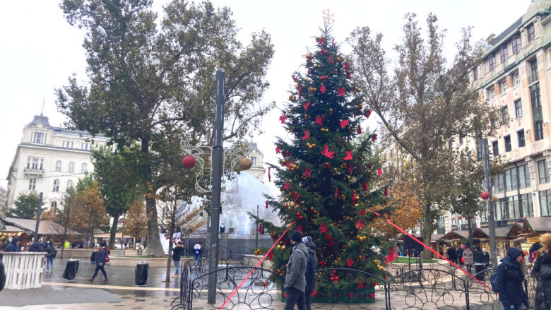 ヴルシュマルティ広場のクリスマスツリー
