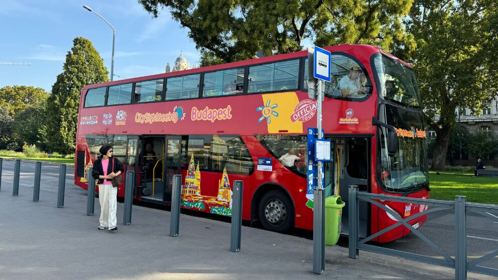 くさり橋のたもとのペスト側、セーチェーニ・イシュトヴァーン広場に停車するホップオンホップオフバス