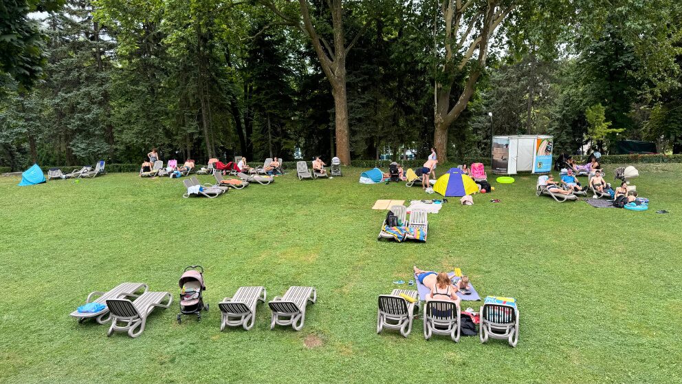 ブダペストのCsillaghegyi Strandfürdőの屋外の芝生でくつろぐ人々