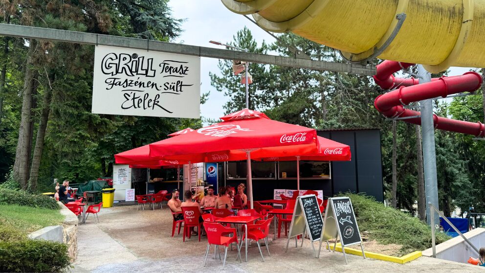 ブダペストのCsillaghegyi Strandfürdőの軽食屋台の様子