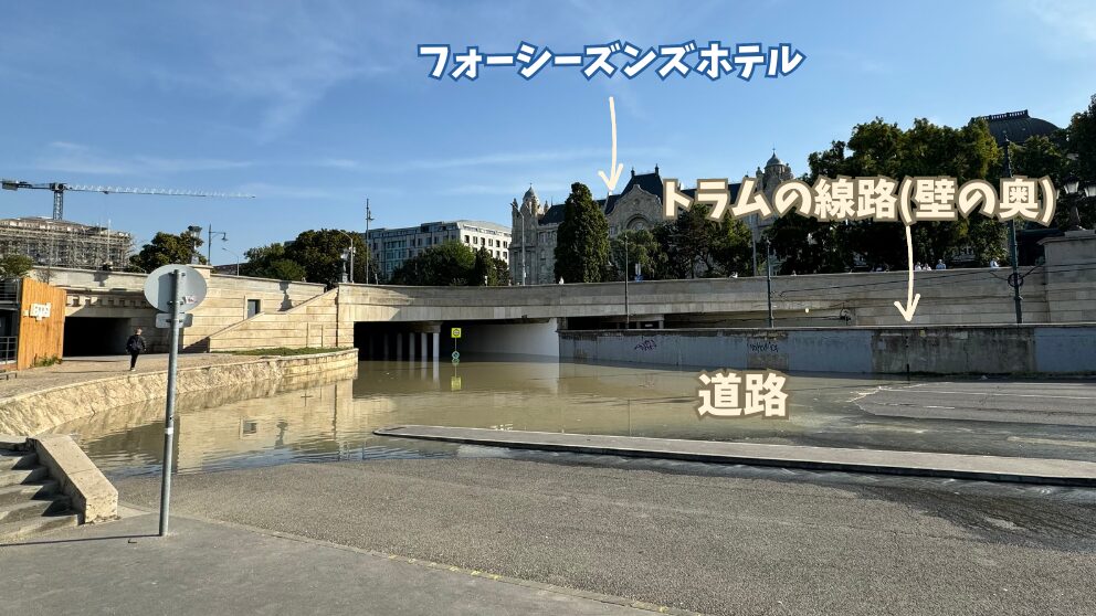 くさり橋の袂の道路に水が入り込んでいる様子