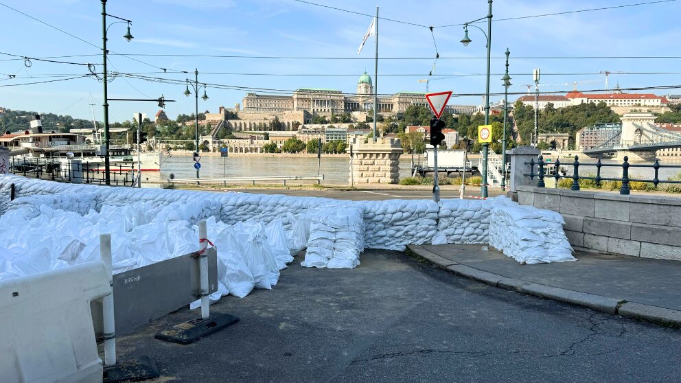 土嚢が積み上げられているくさり橋近くの道路