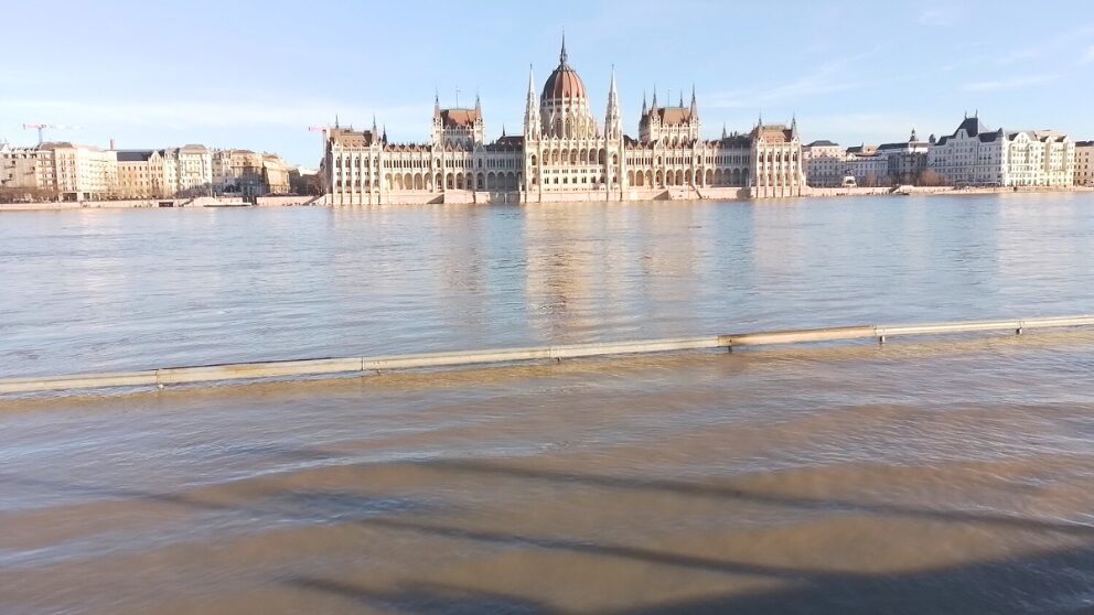 ブダペストのドナウ川の水位が高い時の国会議事堂の風景