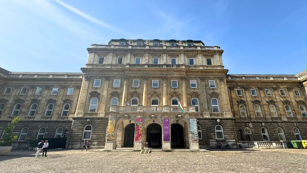 国立セーチェーニ図書館の入り口