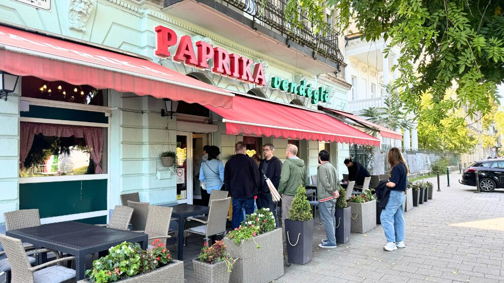 Paprika Vendegloで開店直後に行列する人々