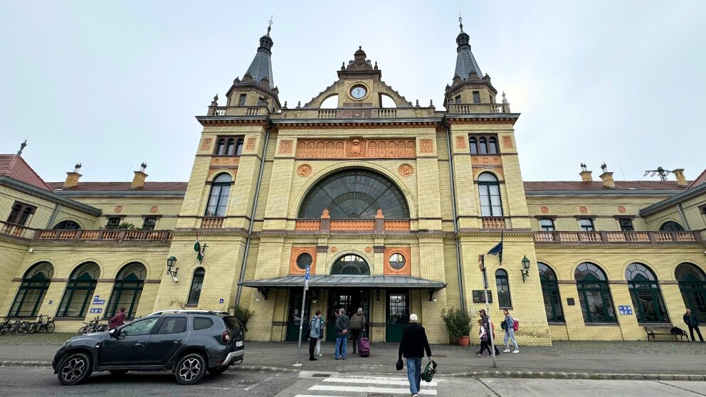 ハンガリーの街ペーチにある鉄道駅の駅舎