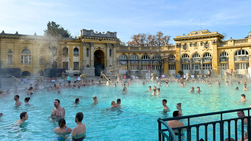 ブダペストのセーチェーニ温泉の屋外温泉の様子