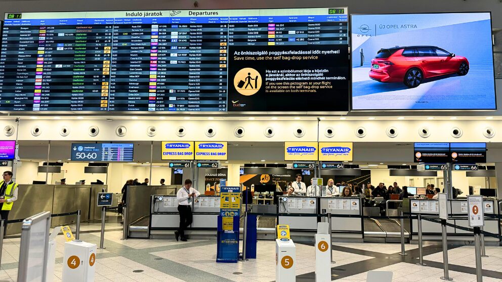 ブダペスト空港のライアンエアーチェックインカウンター付近の様子