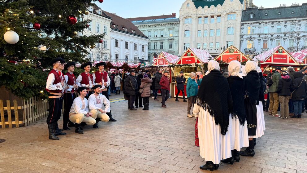 ブラチスラバの中央広場で、民族衣装を着て写真撮影をする若者たち