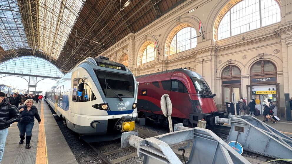 ブダペスト東駅に停車するレイルジェットと、ハンガリー国内線のローカル列車