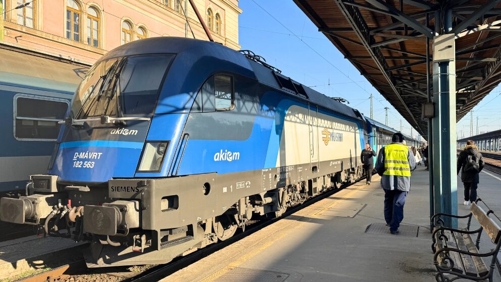 ブダペスト東駅に停車するユーロシティー。ブダペスト発ウィーン行き