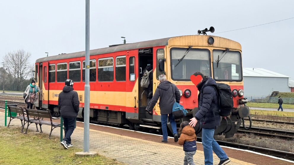 ハンガリーのシュメグ駅に停車する小さな電車