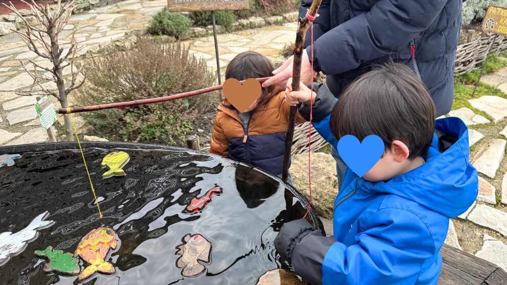 ハンガリーのシュメグ城内にある子供向けの釣りセット