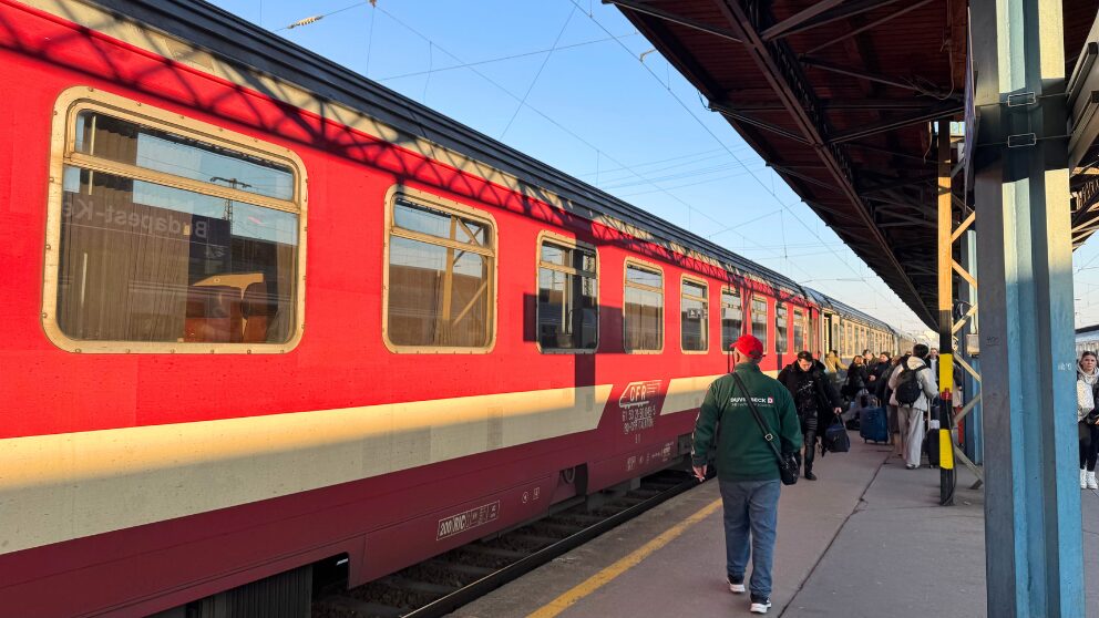 ブダペスト東駅に停車するユーロシティー。ルーマニアの車両の赤い外観