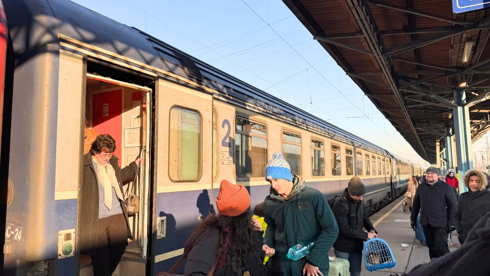 ブダペスト東駅に停車するユーロシティー。ルーマニアの車両の青い外観