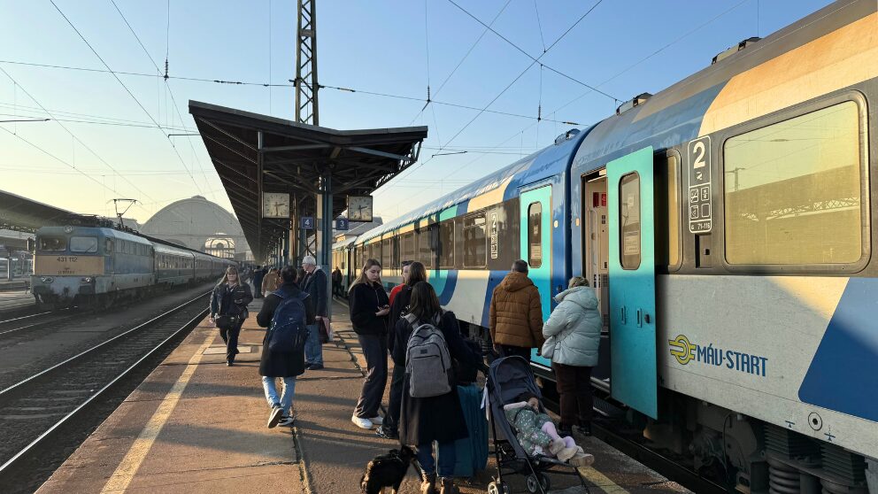 ブダペスト東駅に停車するユーロシティー。ハンガリーの車両の青と白の外観