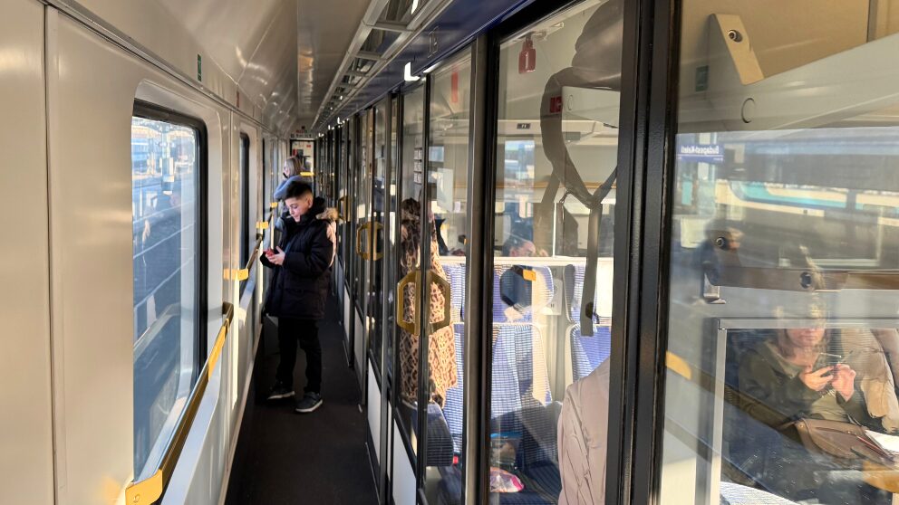 ブダペスト東駅に停車するユーロシティー。ハンガリーの車両の1等車はコンパートメントタイプ