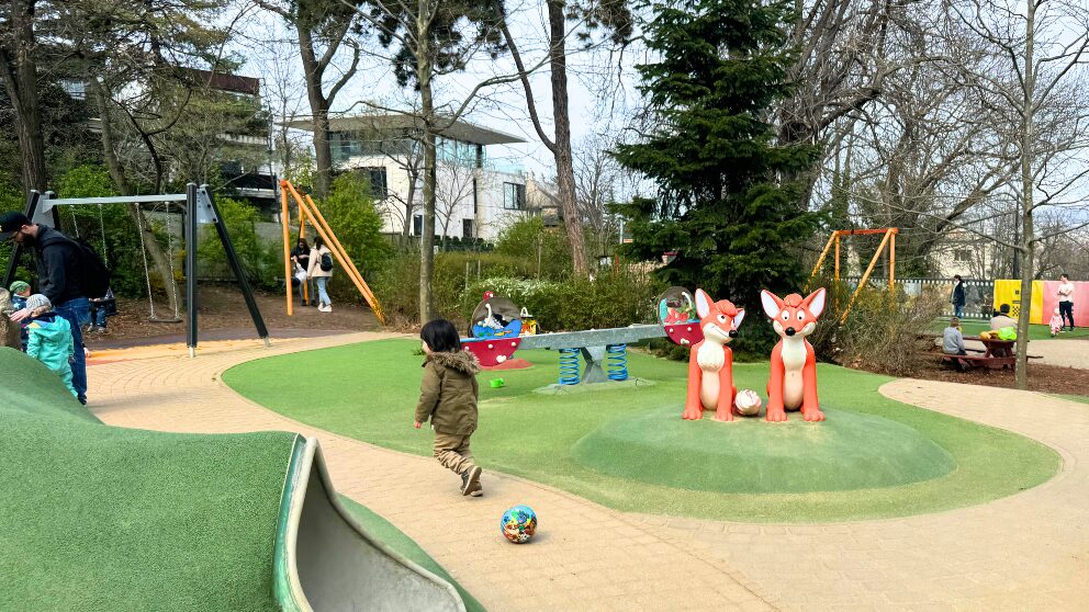 ブダペストのゲッレールトの丘の展望台近くにある、ヴク公園の様子