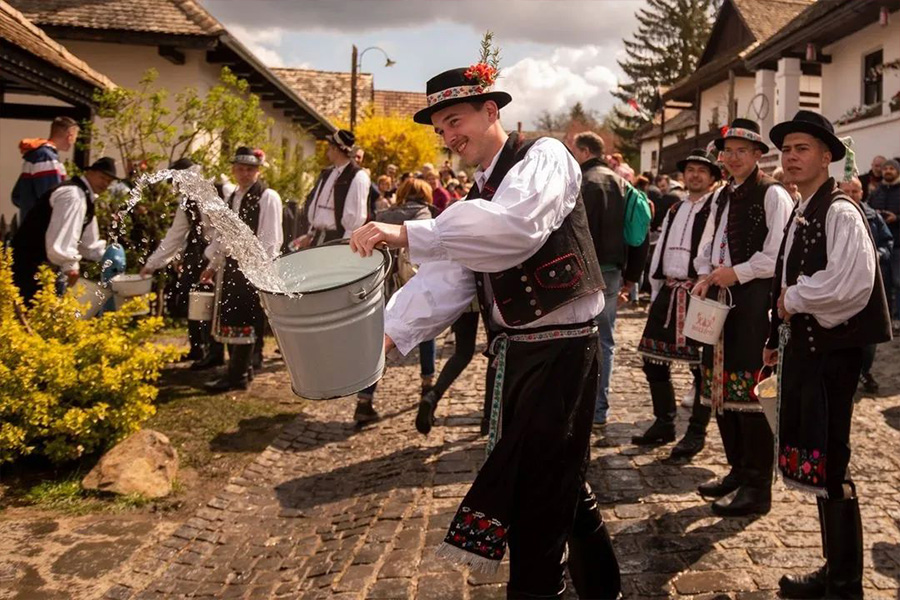 ハンガリーの世界遺産の村ホッロークーのイースターの水掛け祭りの様子