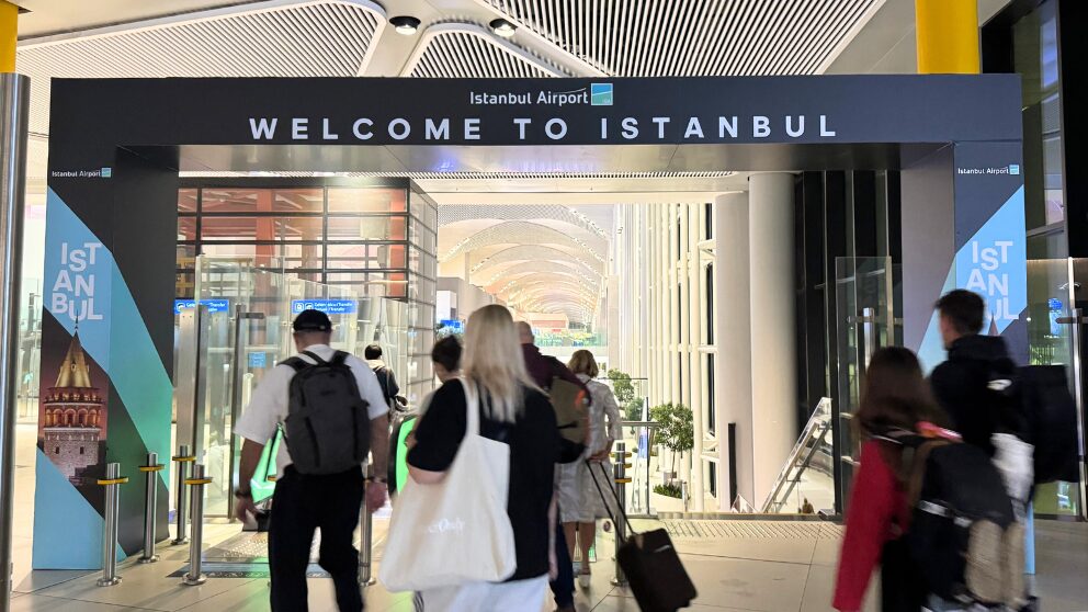 トルコのイスタンブール空港の様子。Welcome to Istanbulの文字