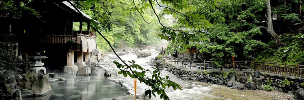 群馬県の宝川温泉にある大露天風呂の夏の様子