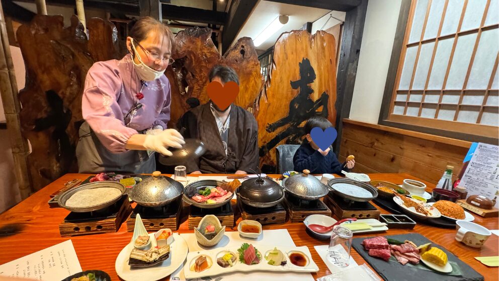 群馬県にある「宝川温泉 汪泉閣」の食事処「竹庭」で夕食をいただく様子