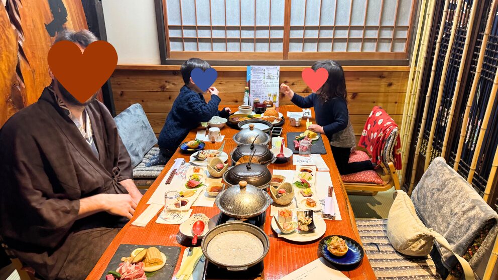 群馬県にある「宝川温泉 汪泉閣」の食事処「竹庭」で夕食をいただく様子