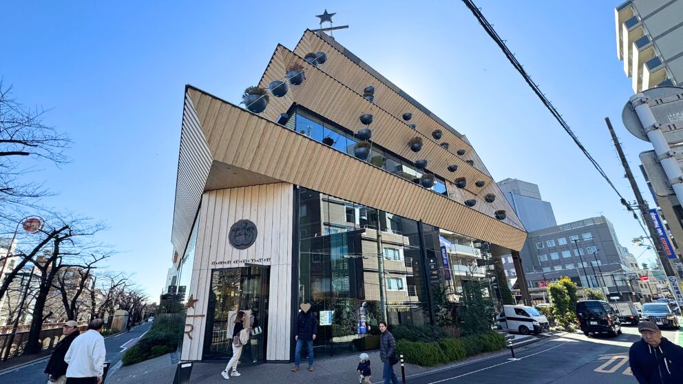 東京にあるスターバックス リザーブ ロースタリーの外観。モダンな和風スタイル