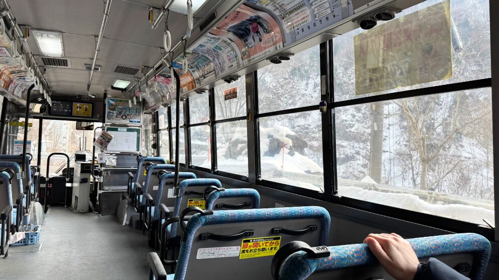 群馬県にある「宝川温泉 汪泉閣」へ向かう道中、路線バスの車内の様子