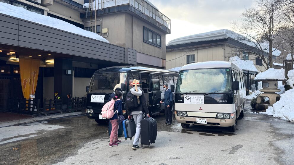 群馬県にある「宝川温泉 汪泉閣」玄関で待機する鉄道駅行きのシャトルバス