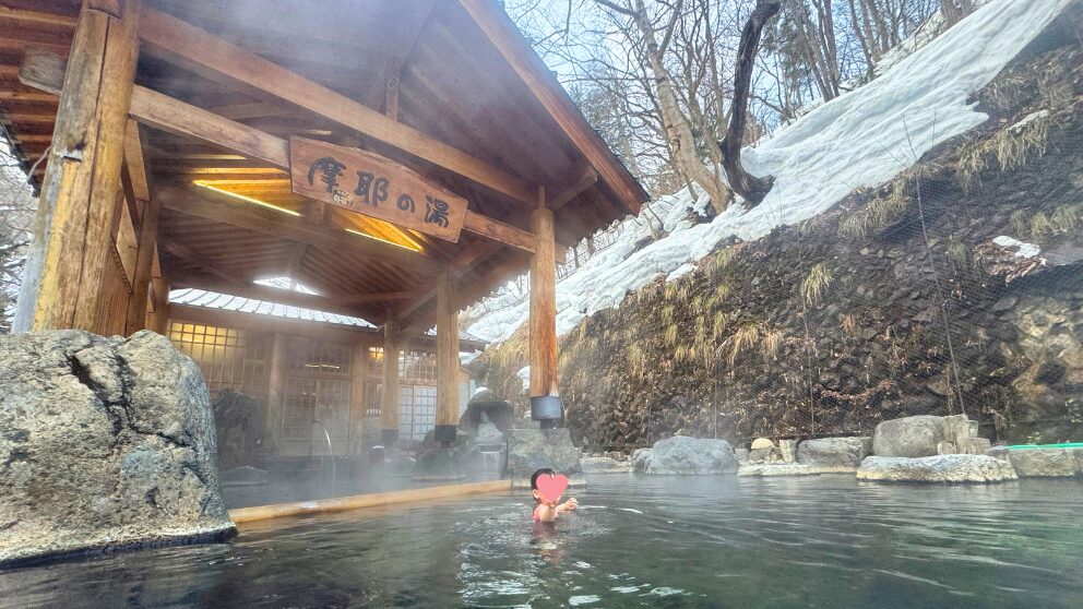 群馬県の宝川温泉にある大露天風呂「摩耶の湯」で入浴する娘