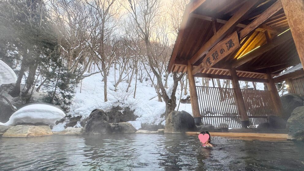 群馬県の宝川温泉にある大露天風呂「摩耶の湯」で入浴する娘