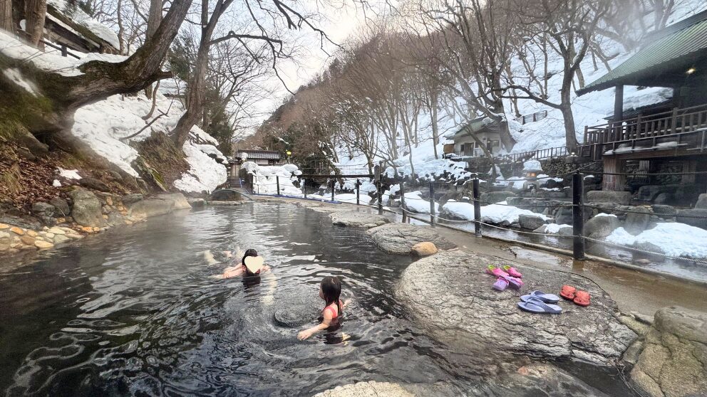 群馬県の宝川温泉にある大露天風呂「般若の湯」に入浴中の家族