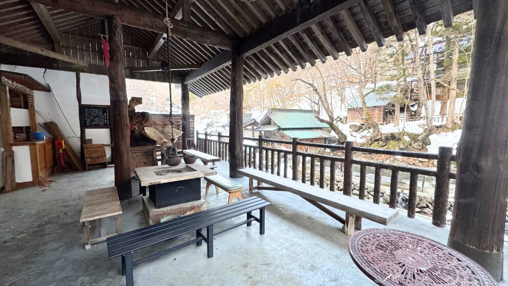 群馬県の宝川温泉にある大露天風呂「子宝の湯」の建物の様子