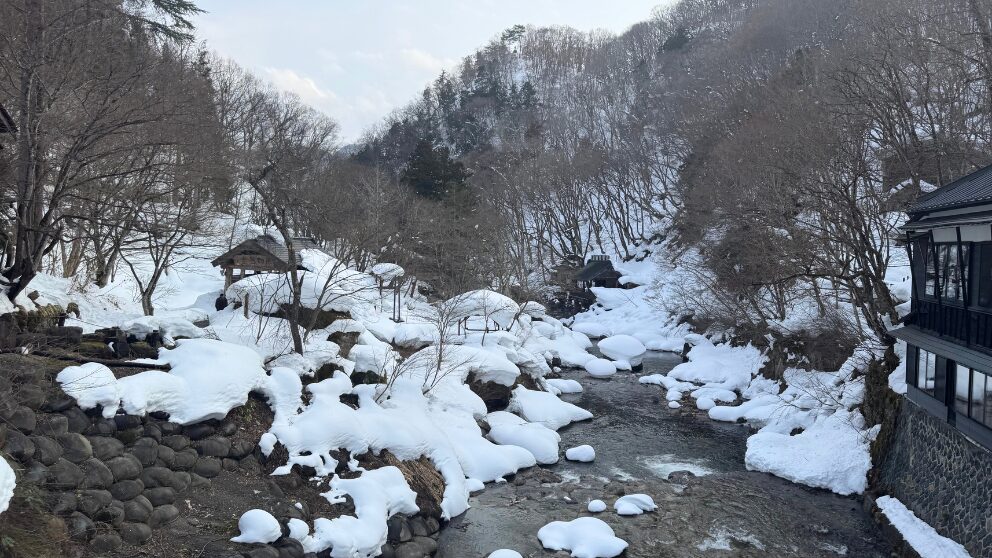 群馬県の宝川温泉にある大露天風呂の方向を橋から眺めた様子