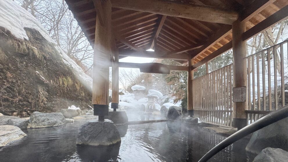 群馬県の宝川温泉にある大露天風呂「摩耶の湯」の様子