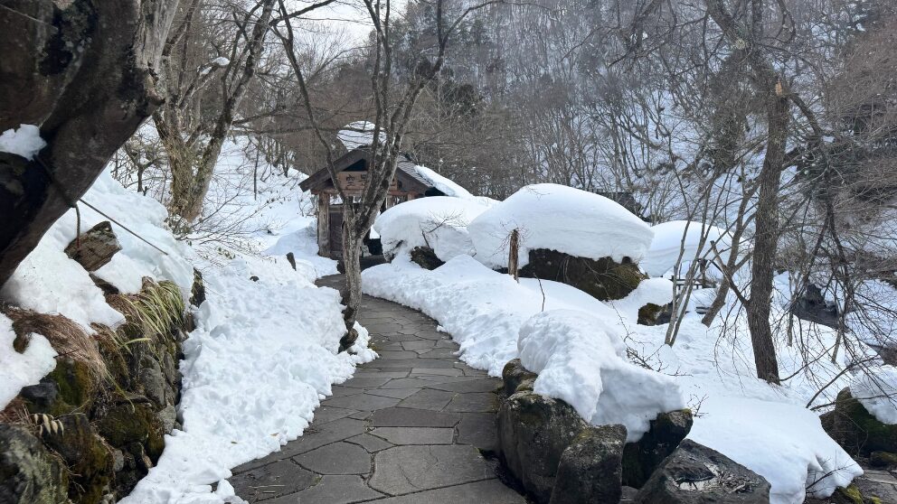 群馬県の宝川温泉にある大露天風呂へ向かう道。雪に覆われた風景