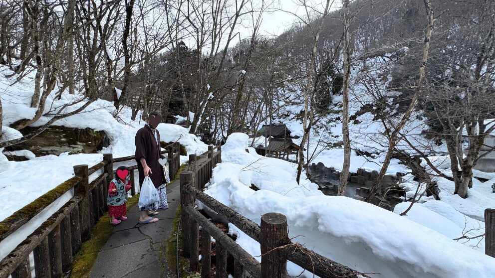 群馬県の宝川温泉にある大露天風呂へ向かう家族の様子