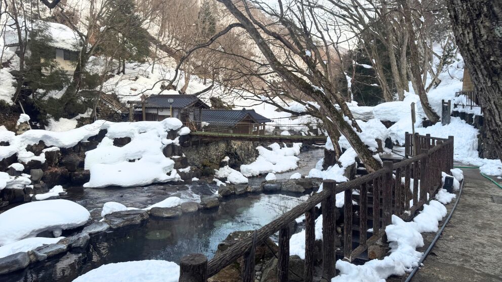 群馬県の宝川温泉にある大露天風呂「子宝の湯」付近の風景