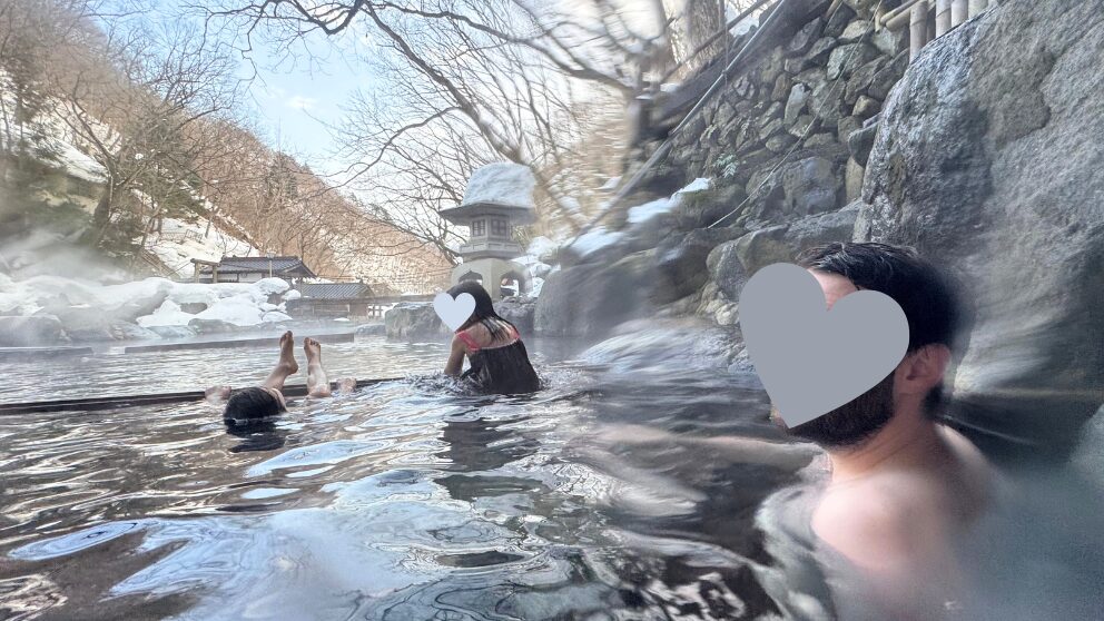 群馬県の宝川温泉にある大露天風呂「子宝の湯」に入浴中の家族