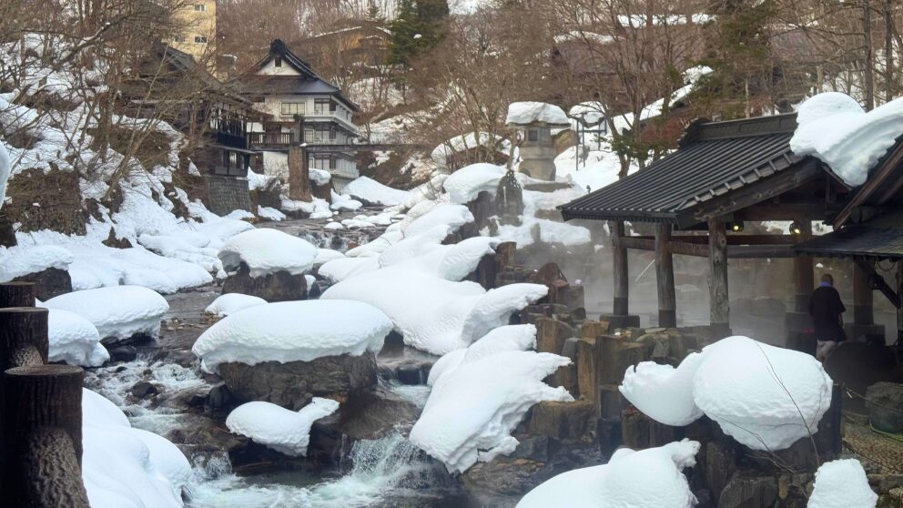 群馬県の宝川温泉にある大露天風呂「子宝の湯」の建物からの風景