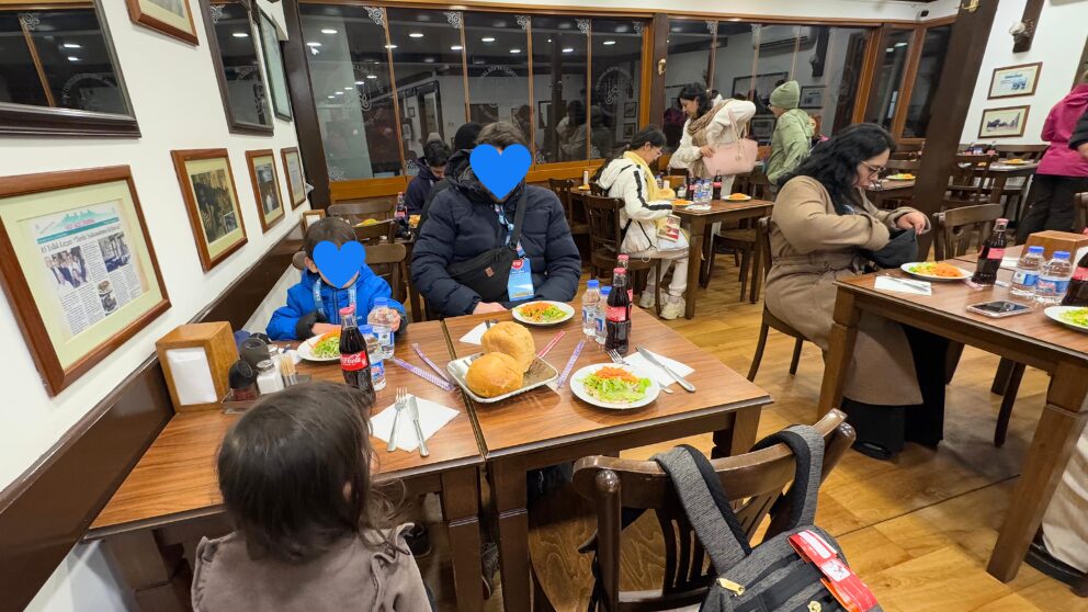 イスタンブールのキョフテで有名なレストランTarihi Sultanahmet Köftecisi Selim Ustaのテーブル席の様子