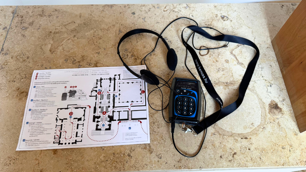 ハンガリーの世界遺産パンノンハルマ大修道院で借りられるオーディオガイド